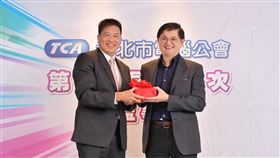 台北市電腦公會理監事會 彭(雙)浪任新理事長台北市電腦公會19日舉行第16屆第1次理監事會，選出常務理監事、監事會召集人，友達光電董事長彭(雙)浪（左）當選新任理事長，並與前任理事長童子賢（右）完成交接。 （公會提供）中央社記者鍾榮峰傳真 108年12月19日