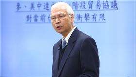 央行：持續關注美中貿易戰對台影響中央銀行19日在台北舉行第4季理監事會，央行總裁楊金龍（圖）會後舉行記者會表示，美中達成第一階段貿易協議，將持續關注貿易戰對台灣經濟影響。中央社記者王騰毅攝  108年12月19日