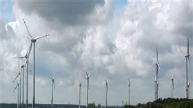 德國再生能源占用電量的比重2019年可望逼近43%，其中風力發電首度躍居最重要的電力來源，而燃煤火力發電的重要性則明顯下滑。圖為德國北部的風力發電設施。（中央社檔案照片）