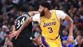 ▲詹姆斯（LeBron James）傳球過半場，戴維斯（Anthony Davis）接球暴扣。（圖／翻攝自湖人推特）