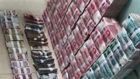 公司取消年終獎金！員工們怒離職…兩周後「老闆扛現金發」（圖／翻攝自微博）