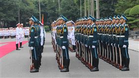 越南建軍75週年 越共強化對軍隊的領導越南人民軍將於12月22日慶祝成立75週年，越共中央總書記、越南國家主席阮富仲19日發表文章，強化黨對軍隊的直接、全面和絕對領導，表示將堅決擊敗「敵對勢力」試圖把軍隊「非政治化」的陰謀。中央社河內攝　108年12月20日