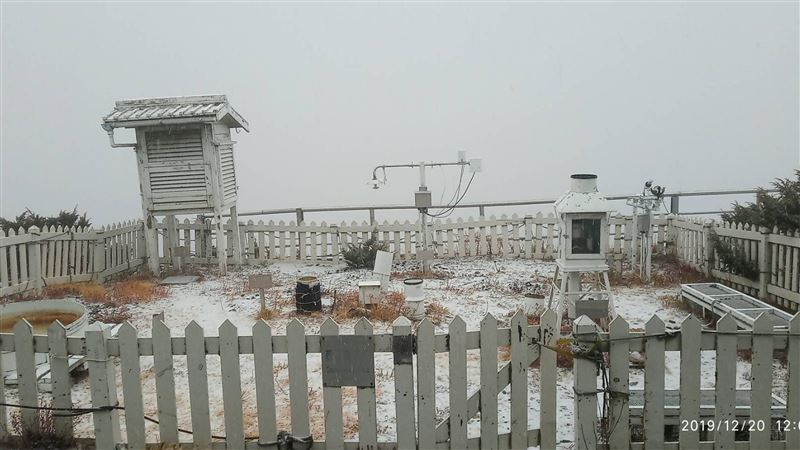 水氣足氣溫低　玉山降初雪！