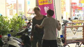 獨／斧頭男對峙警　青草店老闆神助攻