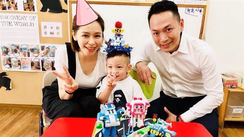 女神手機桌布是老公！背後原因藏洋蔥