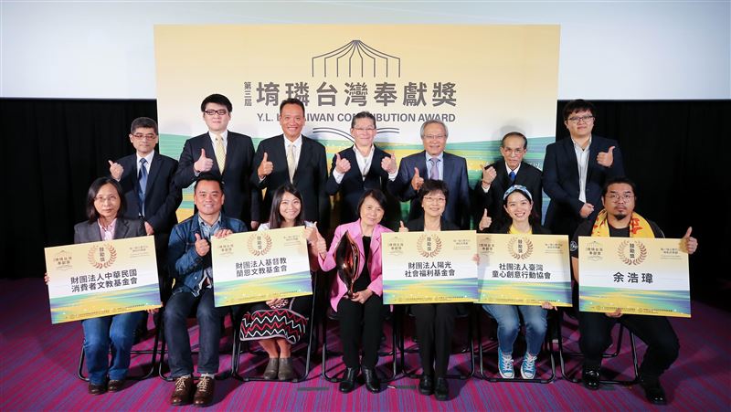 交織淚水感動  堉璘台灣奉獻獎頒獎