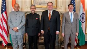 印度國防部長辛赫（左起）、外交部長蘇杰生18日與美國國務卿蓬佩奧、國防部長艾斯培在華盛頓出席印美2+2對話。（圖取自twitter.com/SecPompeo）