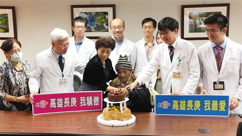 完成腦血栓移除加支架　老翁獲新生！
