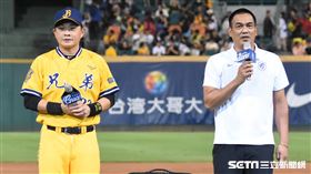 陳金鋒送上特製行李箱給彭政閔。（圖／記者王怡翔攝影）