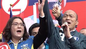 ▲韓國瑜今(20)日前往金門造勢，韓粉於機場高唱「中華民國頌」，網友無奈形容韓國瑜和「PM2.5」一樣，又髒又愛亂飄。