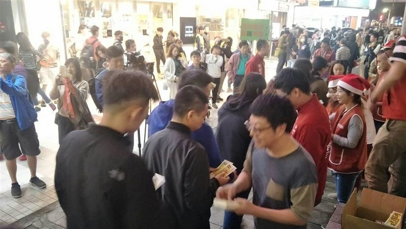 罷韓貼紙發放最終場！高雄商圈被擠爆
