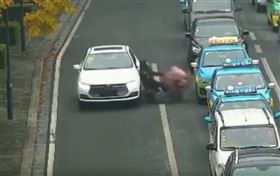 妻騎電動車被撞！10分鐘後…夫在「同地點」也車禍（翻攝自YouTube）