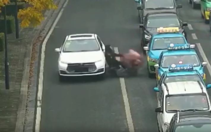 以為沒事…開車自撞沒報警 被控肇逃