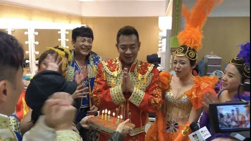 王瞳爆乳露肚祝賀！為江俊翰驚喜慶生
