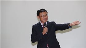 歐盟解除台灣遠洋漁業黃牌　陳吉仲說明歐盟27日解除對台灣遠洋漁業的黃牌警告，農委會從立法監督業者，又數度邀請歐盟官員來台訪查，台灣保護漁業資源的努力，終於獲得國際認可。農委會主委陳吉仲召開記者會說明。中央社記者張皓安攝　108年6月27日