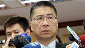 曾與楊蕙如合照  徐國勇：不必看圖說故事「卡神」楊蕙如及友人去年涉嫌在網上侮辱外交部大阪辦事處遭起訴，內政部長徐國勇（前）被發現曾與楊蕙如合照。徐國勇4日上午在立法院內政委員會受訪表示，政治人物常跟很多人合照，不用看圖說故事。中央社記者郭日曉攝  108年12月4日