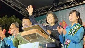 蔡總統赴新北與呂孫綾聯合造勢（1）總統蔡英文（右2）20日晚間至新北市淡水區，與民進黨籍立委參選人呂孫綾（右）聯合造勢，籲請選民支持她繼續連任，也要讓呂孫綾續留立院。中央社記者葉臻攝　108年12月20日