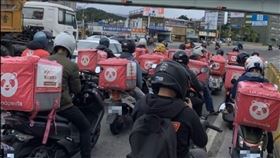 熊貓,外送,幹架,入侵,尾牙,投票,選舉,紅燈,保溫袋,投票,遊行,爆廢公社 圖／翻攝自爆廢公社