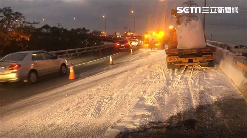 國道下雪變銀白世界？原來真相是
