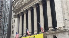 華爾街紐交所是全球金融指標及觀光聖地位於曼哈頓華爾街的紐約證券交易所（NYSE），不僅是全球金融重鎮，更是觀光聖地。中央社記者黃兆平紐約攝  107年3月13日