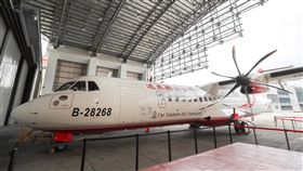 遠航展示新ATR客機（1）遠東航空29日在台北舉行遠航未來發展及機隊汰換記者會，展示最新飛抵松山機場的ATR客機。中央社記者裴禛攝  108年5月29日