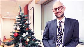 寄信給法國耶誕老人  郵局聘25人專門回信法國在台協會政治暨新聞處長古哲星（Pierre Goulange）說，耶誕節期間，法國郵局會湧入來自世界各地兒童或成人寄給耶誕老人的百萬封信件，法國郵局會成立耶誕老公公辦公室，還聘25人專門回覆。中央社記者郭宣(文三)攝　108年12月21日