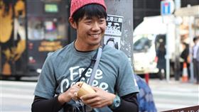 香港反送中抗爭持續數月，36歲日本男子西川昌德（圖）特地飛抵香港，為所有香港民眾送上一杯免費咖啡，希望港人能重拾笑容。（圖／翻攝自facebook.com/charimasa）