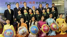 長榮台北峴港航線首航儀式長榮航空公司21日在桃園國際機場舉行「台北—峴港航線」由包機改為定期航班營運剪綵儀式，長榮未來將視市場需求再行評估加大機型或增班。中央社記者邱俊欽桃園機場攝　108年12月21日