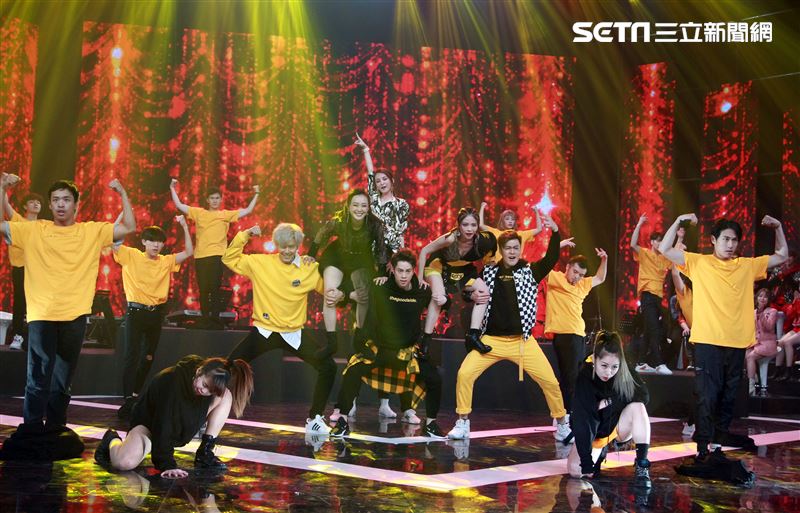 炮仔聲演員劉至翰、余秉諺、吳東諺、陳子玄、林萱瑜、璟宣，錄2020超及華人風雲榜除夕特別節目，載歌載舞精彩表演打敗對手。（記者邱榮吉/攝影）