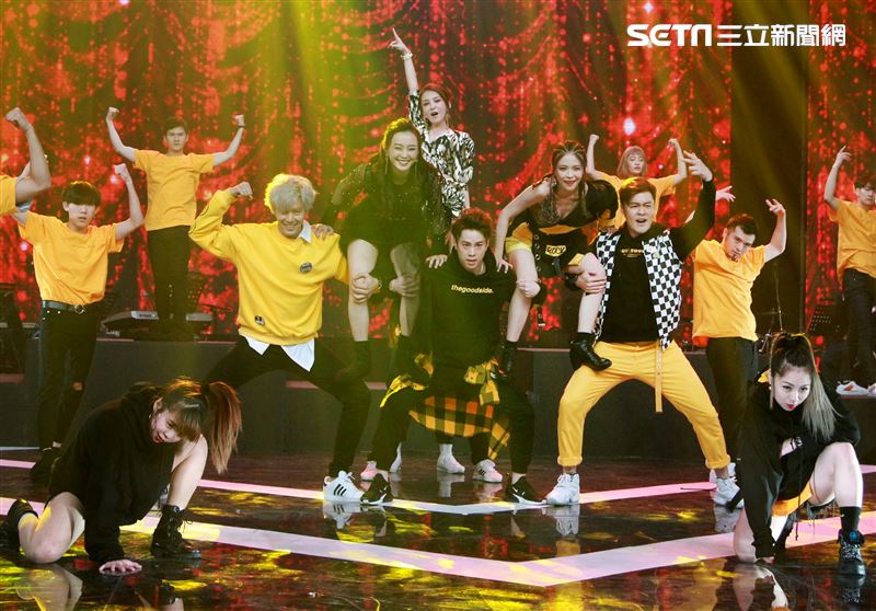 炮仔聲演員劉至翰、余秉諺、吳東諺、陳子玄、林萱瑜、璟宣，錄2020超及華人風雲榜除夕特別節目，載歌載舞精彩表演打敗對手。（記者邱榮吉/攝影）
