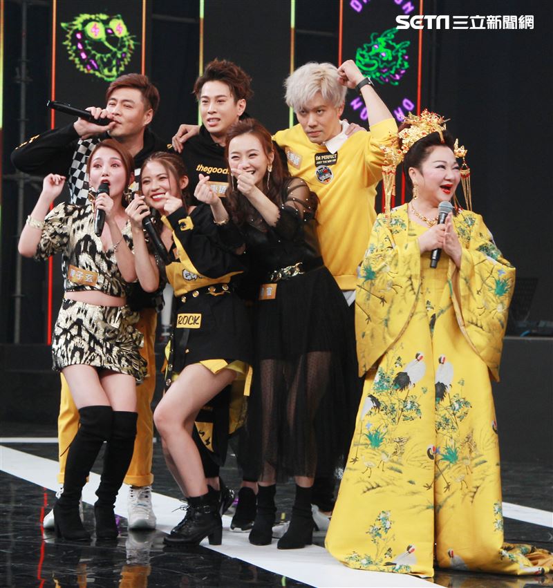炮仔聲演員劉至翰、余秉諺、吳東諺、陳子玄、林萱瑜、璟宣，錄2020超及華人風雲榜除夕特別節目，載歌載舞精彩表演打敗對手。（記者邱榮吉/攝影）