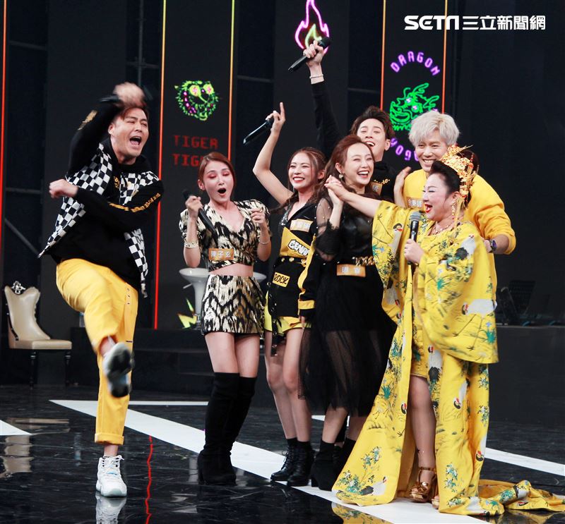 炮仔聲演員劉至翰、余秉諺、吳東諺、陳子玄、林萱瑜、璟宣，錄2020超及華人風雲榜除夕特別節目，載歌載舞精彩表演打敗對手。（記者邱榮吉/攝影）