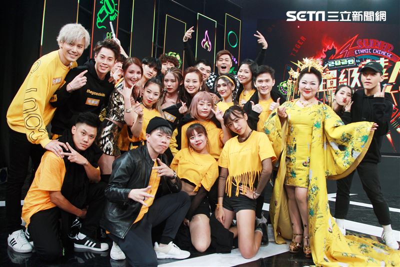 炮仔聲演員劉至翰、余秉諺、吳東諺、陳子玄、林萱瑜、璟宣，錄2020超及華人風雲榜除夕特別節目，載歌載舞精彩表演打敗對手。（記者邱榮吉/攝影）