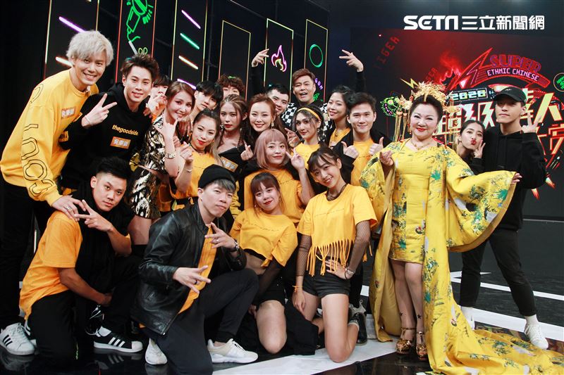 炮仔聲演員劉至翰、余秉諺、吳東諺、陳子玄、林萱瑜、璟宣，錄2020超及華人風雲榜除夕特別節目，載歌載舞精彩表演打敗對手。（記者邱榮吉/攝影）