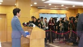 林鄭月娥北京記者會香港行政長官林鄭月娥16日晚間在北京舉行記者會時重申，當前港府的工作重任仍然是止暴制亂；她並指基本法第23條立法要有好的社會環境條件才能做。中央社記者周慧盈北京攝　108年12月16日