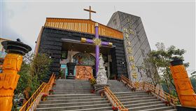 屏東佳平法蒂瑪聖母堂（1）位於屏東縣泰武鄉佳平村的法蒂瑪聖母堂為神父杜勇雄所設計，將屏東原住民傳統文化與建築特色充分表現在教堂中，屏東縣長潘孟安21日透過臉書向民眾介紹。（取自潘孟安臉書）中央社記者郭芷瑄傳真　108年12月21日