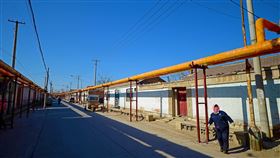 中國強推煤改氣煤改電　華北村民偷偷燒煤取暖為減少空汙，中國華北地區近年強推煤改氣、煤改電，禁止冬季燃煤取暖。但因為天然氣、電費過高，一些民眾仍偷偷燒煤，使得官民衝突升高。圖為天津一處農村的煤改電供暖管。（中新社提供）中央社　108年12月21日