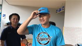 ▲江少慶（右）出席穀保家商OB賽（圖／記者黃泓哲攝影）