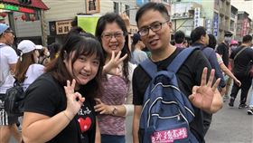 ▲高雄黃姓民眾一家人參加1221罷韓遊行。