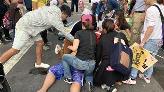 快訊／等遊行通過！男騎士突昏厥倒地