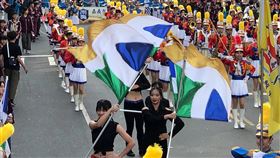 嘉市國際管樂節踩街　嘉女樂旗儀隊參演2019第28屆嘉義市國際管樂節系列活動展開，踩街嘉年華21日在中央噴水圓環啟動，嘉義女中樂旗儀隊也參與演出，吸引民眾目光。中央社記者黃國芳攝　108年12月21日