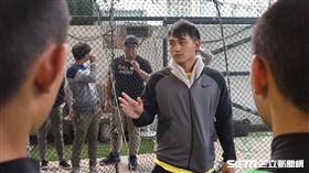 林子偉指導成德中學的球員打擊技巧。（圖／記者王怡翔攝影）