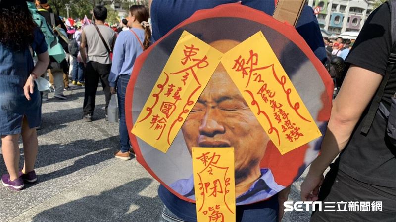 罷韓遊行遭潑水空襲…犯人被抓到了！
