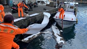 另類吸油面紙？海面浮油這樣吸！到底漏油跟我有什麼關係？綠島港區海面現油花　海巡積極阻浩劫