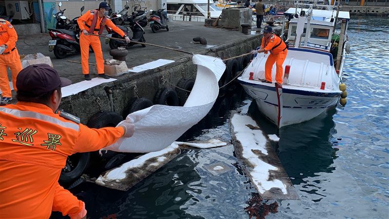綠島港區海面現油花　海巡積極阻浩劫