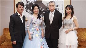 太陽盛德（右二）推出新歌，甲子慧（右起）、小百合、江志豐輪番登台獻唱。圖／天圓文化提供