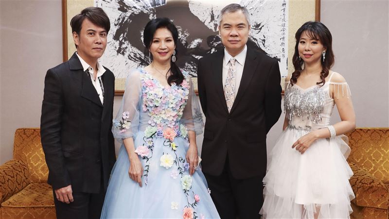 洪榮宏揪愛妻放閃合唱！金佩姍創高潮