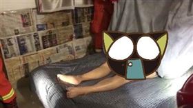 驚覺「蛇鑽進褲襠」！他半夜嚇醒求救　消防員掀被一看傻了（圖／翻攝自微博）