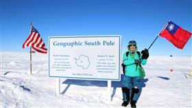 台東醫生讓中華民國國旗飄揚地球最底部喜歡探索旅行、來自台東的醫生朱建銘今年完成南、北極地旅行，成功讓中華民國國旗在地球最底部飄揚。（朱建銘提供）中央社記者盧太城台東傳真　108年12月21日