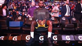 ▲詹皇胸廓肌拉傷，下一場對金塊可能缺席。（圖／翻攝自推特）